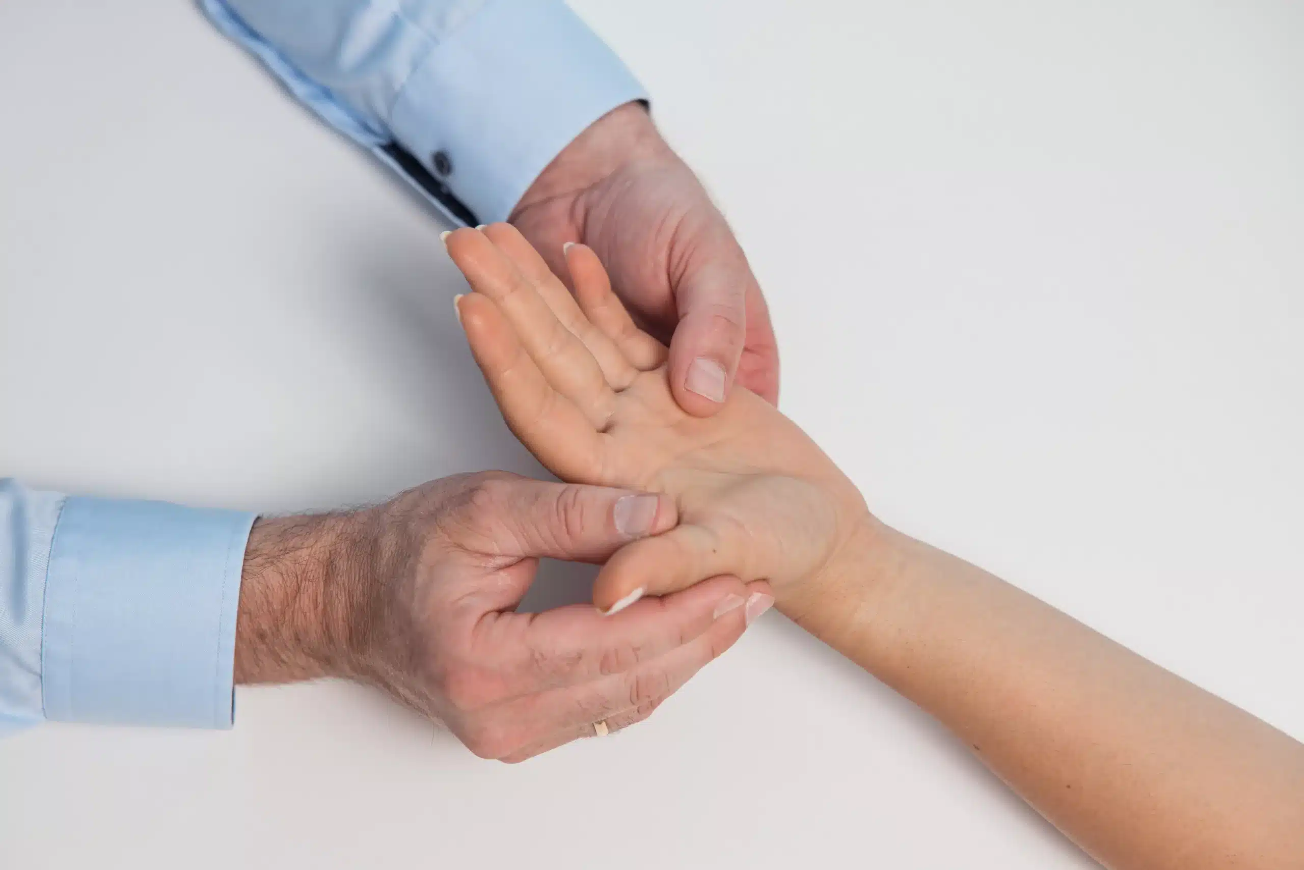 Praxis Brustverkleinerung und Handchirurgie Köln Untersuchung Bruststraffung