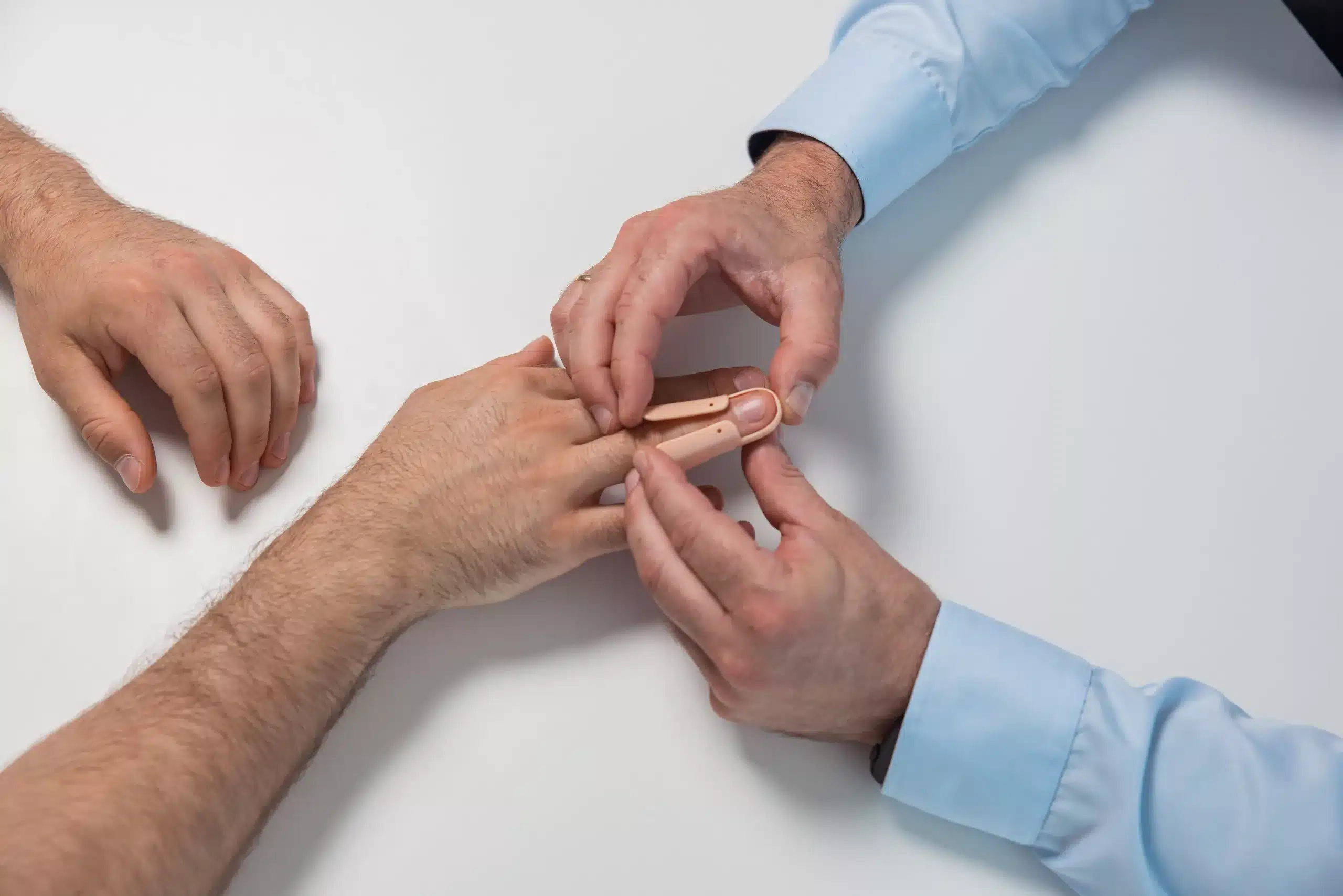 Praxis Handchirurgie Köln während einem Beratungsgespräch für eine Bruststraffung in Köln